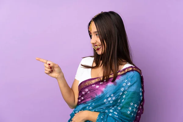 Junge Inderin Isoliert Auf Lila Hintergrund Zeigt Mit Dem Finger — Stockfoto