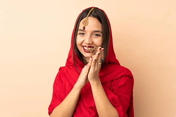 Mujer India Joven Aislada Sobre Fondo Beige Aplaudiendo Después Presentación —  Fotos de Stock