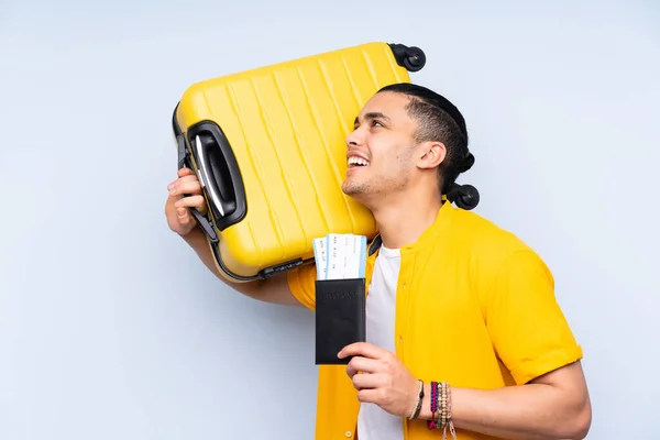 Aziatische Knappe Man Geïsoleerd Blauwe Achtergrond Vakantie Met Koffer Paspoort — Stockfoto