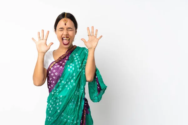 Νεαρή Ινδή Γυναίκα Απομονωμένη Λευκό Φόντο Μετρώντας Δέκα Δάχτυλα — Φωτογραφία Αρχείου