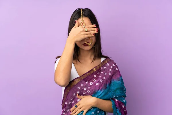 Jeune Indienne Isolée Sur Fond Violet Couvrant Les Yeux Main — Photo