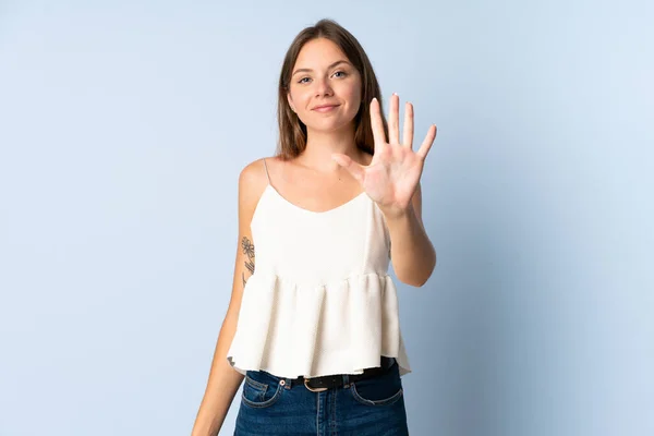 Νεαρή Λιθουανή Γυναίκα Απομονωμένη Μπλε Φόντο Μετρώντας Πέντε Δάχτυλα — Φωτογραφία Αρχείου