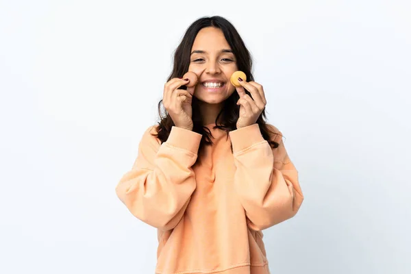 Jovem Mulher Sobre Isolado Branco Fundo Segurando Colorido Francês Macarons — Fotografia de Stock