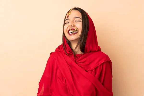 Mujer India Joven Aislada Sobre Fondo Beige Riendo —  Fotos de Stock