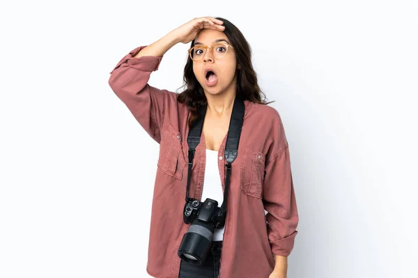Joven Fotógrafa Sobre Fondo Blanco Aislado Haciendo Gesto Sorpresa Mientras — Foto de Stock