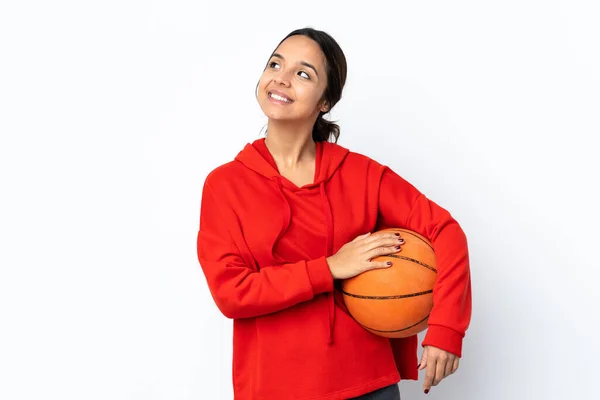 Jovem Mulher Jogando Basquete Sobre Fundo Branco Isolado Olhando Para — Fotografia de Stock