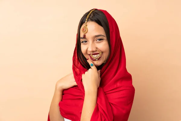 Ung Indisk Kvinna Isolerad Beige Bakgrund — Stockfoto