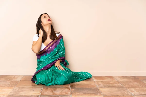 Mladá Indická Žena Sedí Podlaze Bolavým Krkem — Stock fotografie