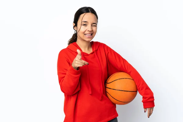 Mladá Žena Hraje Basketbal Přes Izolované Bílé Pozadí Ukazuje Dopředu — Stock fotografie