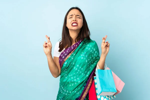 Młoda Hinduska Kobieta Torbami Zakupy Kciukami Życzeniami Jak Najlepiej — Zdjęcie stockowe