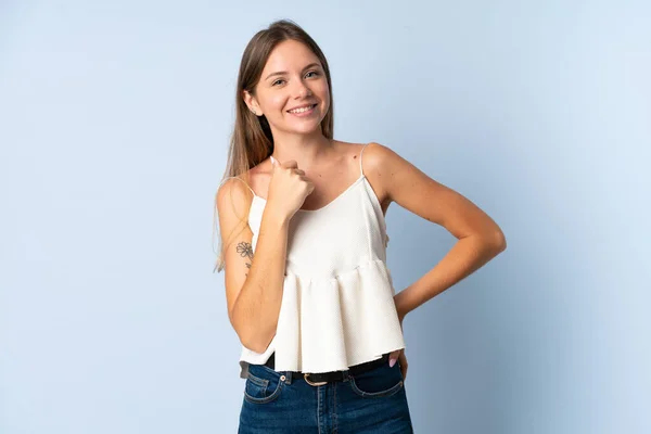 Jovem Lituana Mulher Isolada Fundo Azul Rindo — Fotografia de Stock