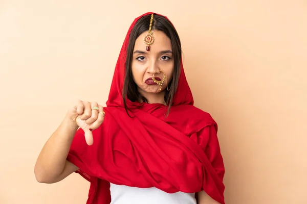 Mladá Indická Žena Izolované Béžové Pozadí Ukazující Palec Dolů Negativním — Stock fotografie