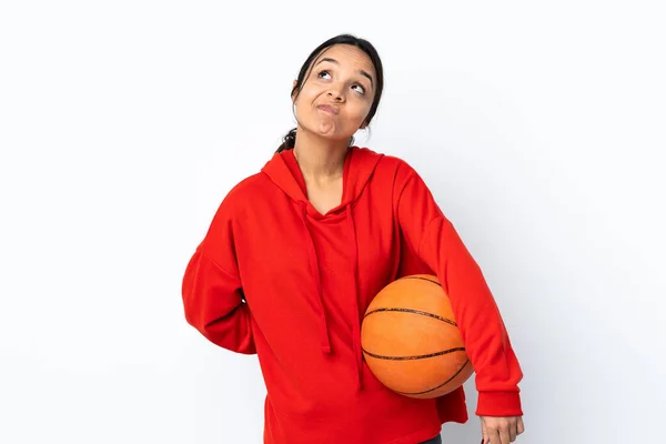 Jeune Femme Jouant Basket Sur Fond Blanc Isolé Levant Les — Photo