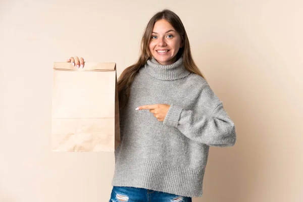 Junge Litauerin Hält Einkaufstasche Mit Überraschtem Gesichtsausdruck Der Hand — Stockfoto