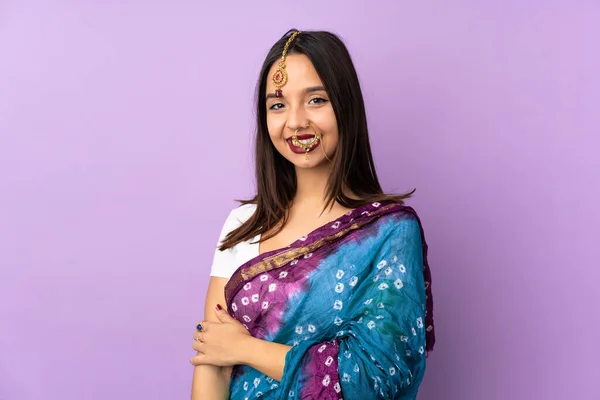 紫の背景に孤立した若いインド人女性が笑って — ストック写真