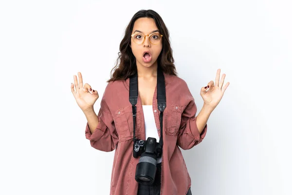 Jeune Photographe Femme Sur Fond Blanc Isolé Pose Zen — Photo