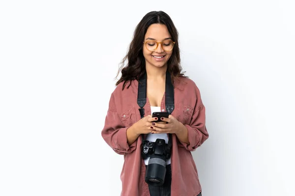 Молодая Фотограф Женщина Изолированном Белом Фоне Отправляет Сообщение Мобильного Телефона — стоковое фото