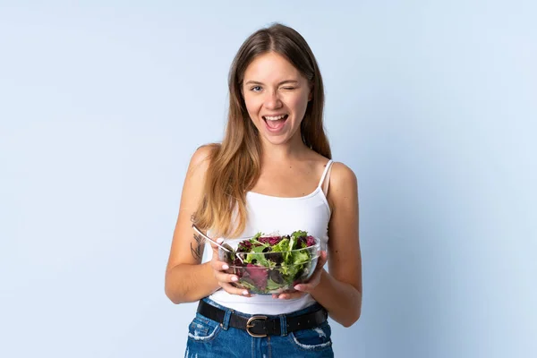 Young Lithuanian Woman Isolated Blue Background Holding Bowl Salad While — Stock Photo, Image