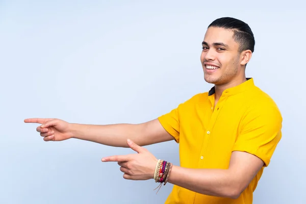 Asiatischer Gutaussehender Mann Über Isoliertem Hintergrund Der Mit Dem Finger — Stockfoto