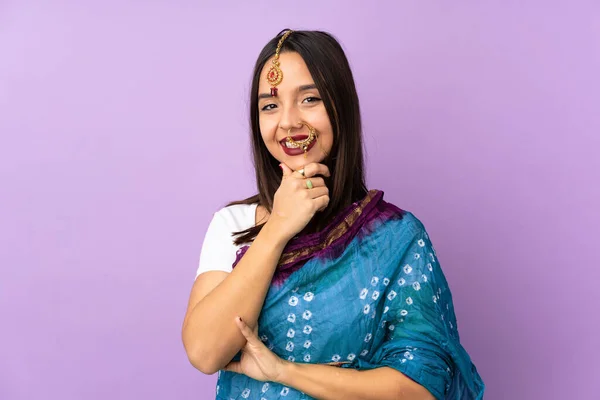 Mujer India Joven Aislada Sobre Fondo Púrpura Feliz Sonriente —  Fotos de Stock