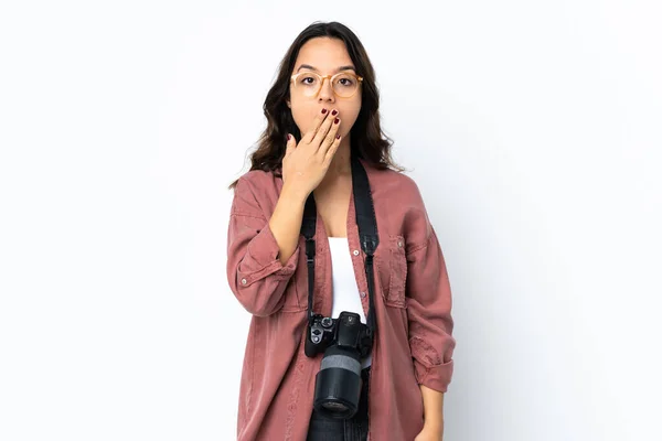 Молодая Фотограф Женщина Изолированном Белом Фоне Покрывая Рот Рукой — стоковое фото