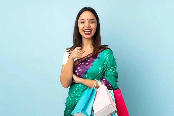 Mujer India Joven Con Bolsas Compras Sorprendida Apuntando Frente — Foto de Stock