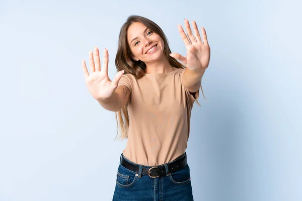 Jong Litouws Vrouw Geïsoleerd Blauwe Achtergrond Tellen Tien Met Vingers — Stockfoto