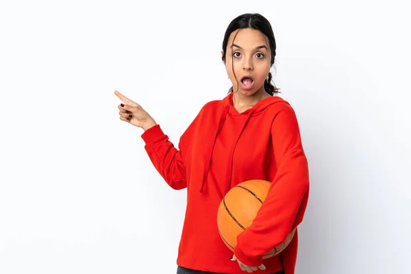 Jeune Femme Jouant Basket Sur Fond Blanc Isolé Avec Expression — Photo