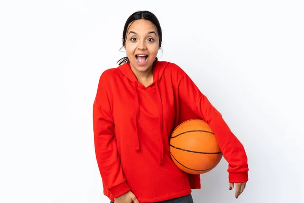 Mladá Žena Hraje Basketbal Přes Izolované Bílé Pozadí Překvapivým Výrazem — Stock fotografie