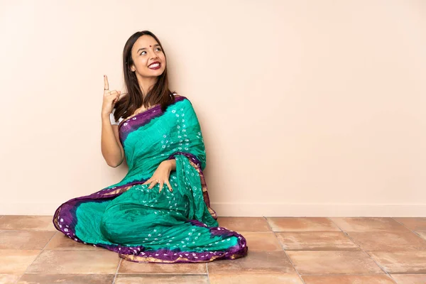 Jonge Indiaanse Vrouw Zitten Vloer Wijzend Een Geweldig Idee — Stockfoto