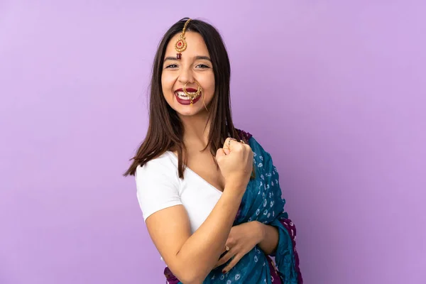 Jovem Indiana Isolada Fundo Roxo Comemorando Uma Vitória — Fotografia de Stock