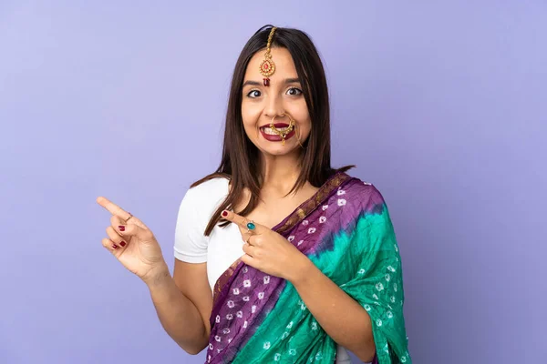 Mujer India Joven Aislada Sobre Fondo Púrpura Asustada Señalando Hacia — Foto de Stock