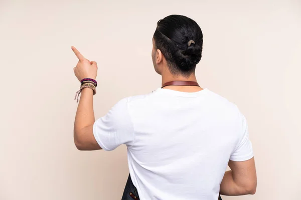 Friseur Mann Schürze Isoliert Auf Beigem Hintergrund Zeigt Mit Dem — Stockfoto