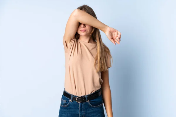 Jonge Litouwse Vrouw Geïsoleerd Blauwe Achtergrond Bedekken Ogen Door Handen — Stockfoto