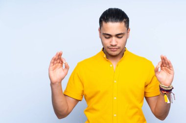 Zen pozisyonunda Asyalı yakışıklı bir adam izole edilmiş.