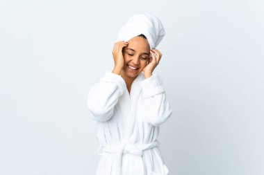 Bornozlu genç bir kadın soyutlanmış beyaz arka planda gülüyor.