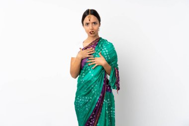 Beyaz arka planda izole edilmiş genç Hintli kadın kendini işaret ediyor.