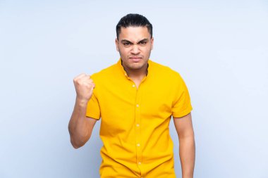 Asyalı yakışıklı adam mutsuz bir ifadeyle izole edilmiş.