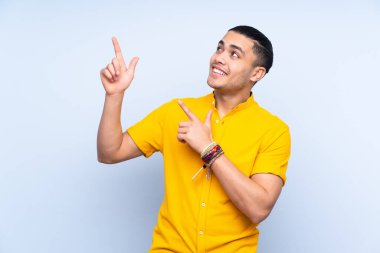 Asyalı yakışıklı, soyutlanmış arka planda işaret parmağı olan harika bir fikir.