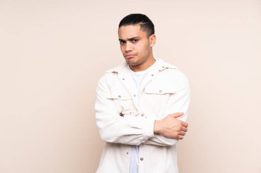 Asyalı yakışıklı bir adam izole edilmiş bir geçmişi var.