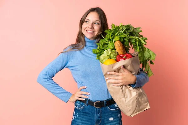 Молодая Литовская Женщина Держащая Сумку Продуктами Позирует Руками Бедре Улыбается — стоковое фото