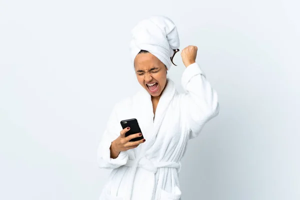 Bornozlu Genç Kadın Izole Edilmiş Beyaz Arka Planda Telefon Zafer — Stok fotoğraf
