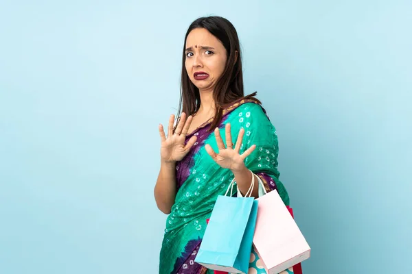 Młoda Hinduska Kobieta Torbami Zakupy Nerwowy Wyciągając Ręce Przodu — Zdjęcie stockowe