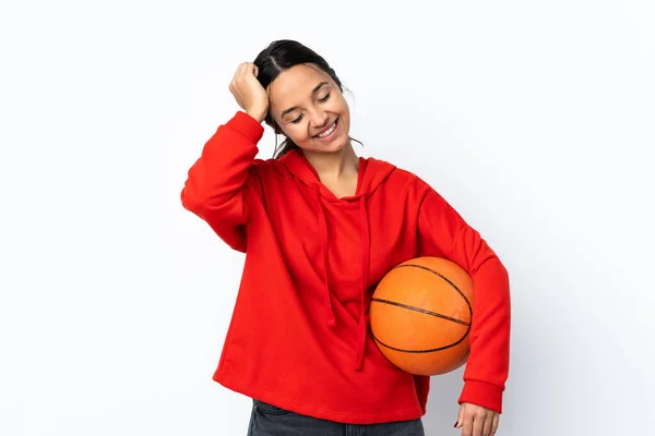 Mujer Joven Jugando Baloncesto Sobre Fondo Blanco Aislado Riendo —  Fotos de Stock