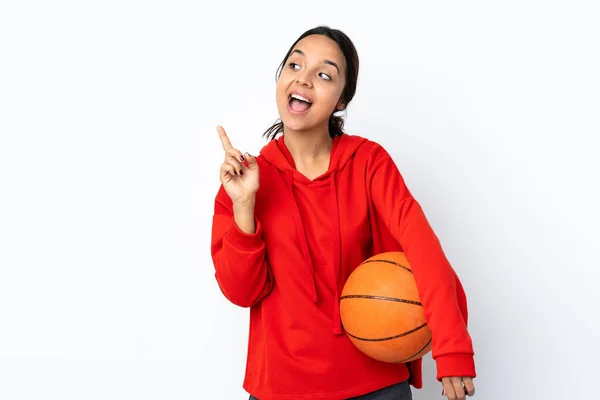 若いです女性プレイバスケットボール上の孤立した白い背景に実現しようとしています解決策指を持ち上げながら — ストック写真