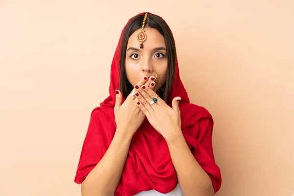 Νεαρή Ινδή Γυναίκα Απομονωμένη Μπεζ Φόντο Που Καλύπτει Στόμα Χέρια — Φωτογραφία Αρχείου