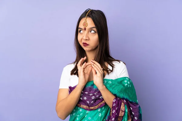 Mujer India Joven Aislada Sobre Fondo Púrpura Maquinando Algo —  Fotos de Stock