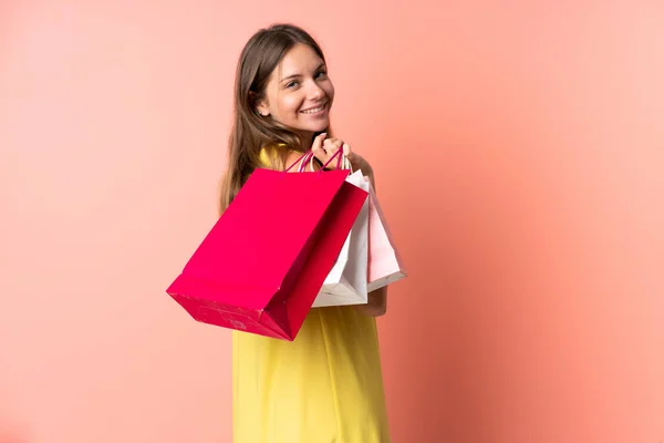 Jonge Litouwse Vrouw Geïsoleerd Roze Achtergrond Houden Boodschappentassen Glimlachen — Stockfoto