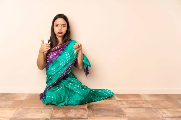Mladá Indiánka Sedí Podlaze Dělá Dobré Znamení Nerozhodnuto Mezi Ano — Stock fotografie