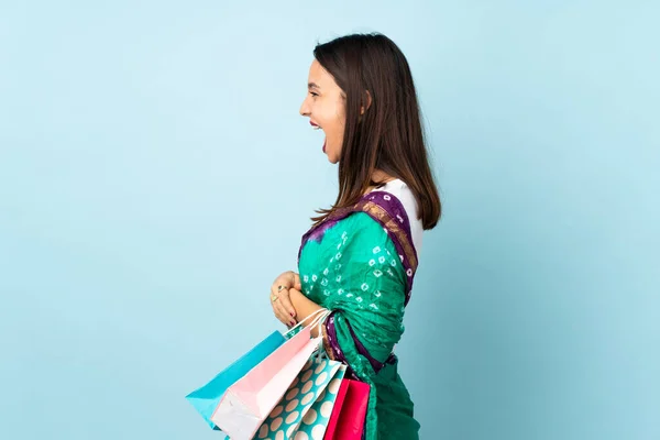 Junge Inderin Mit Einkaufstüten Lacht Seitenlage — Stockfoto